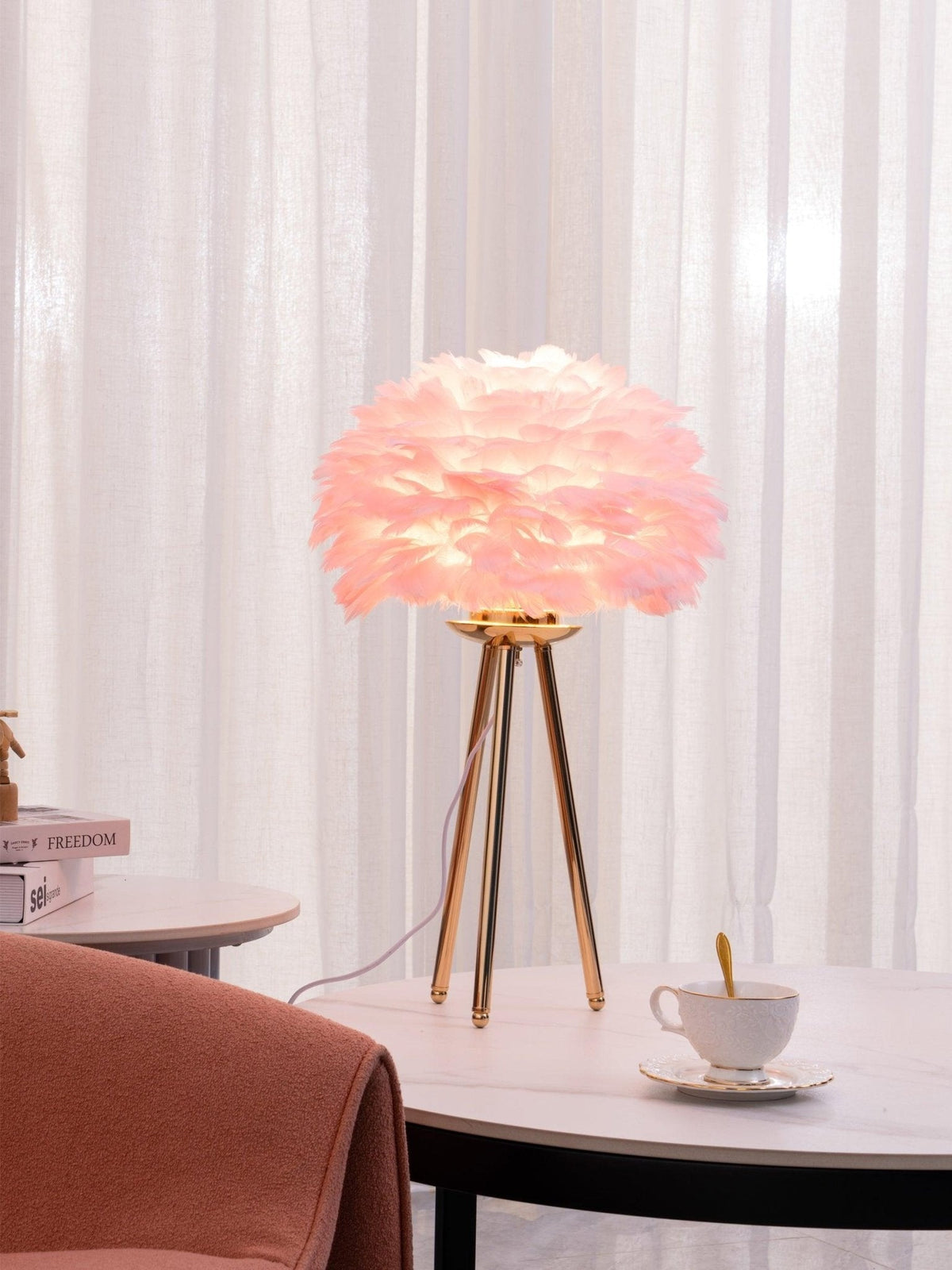 Nilo Feather Feminine Table Lamp