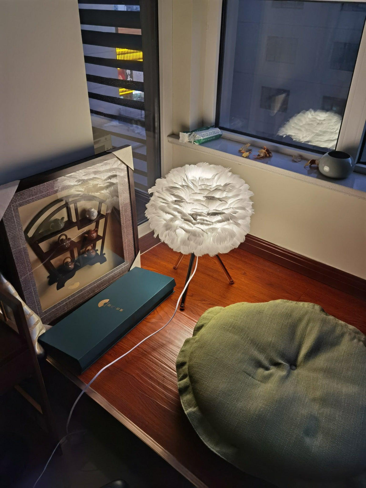 Nilo Feather Feminine Table Lamp