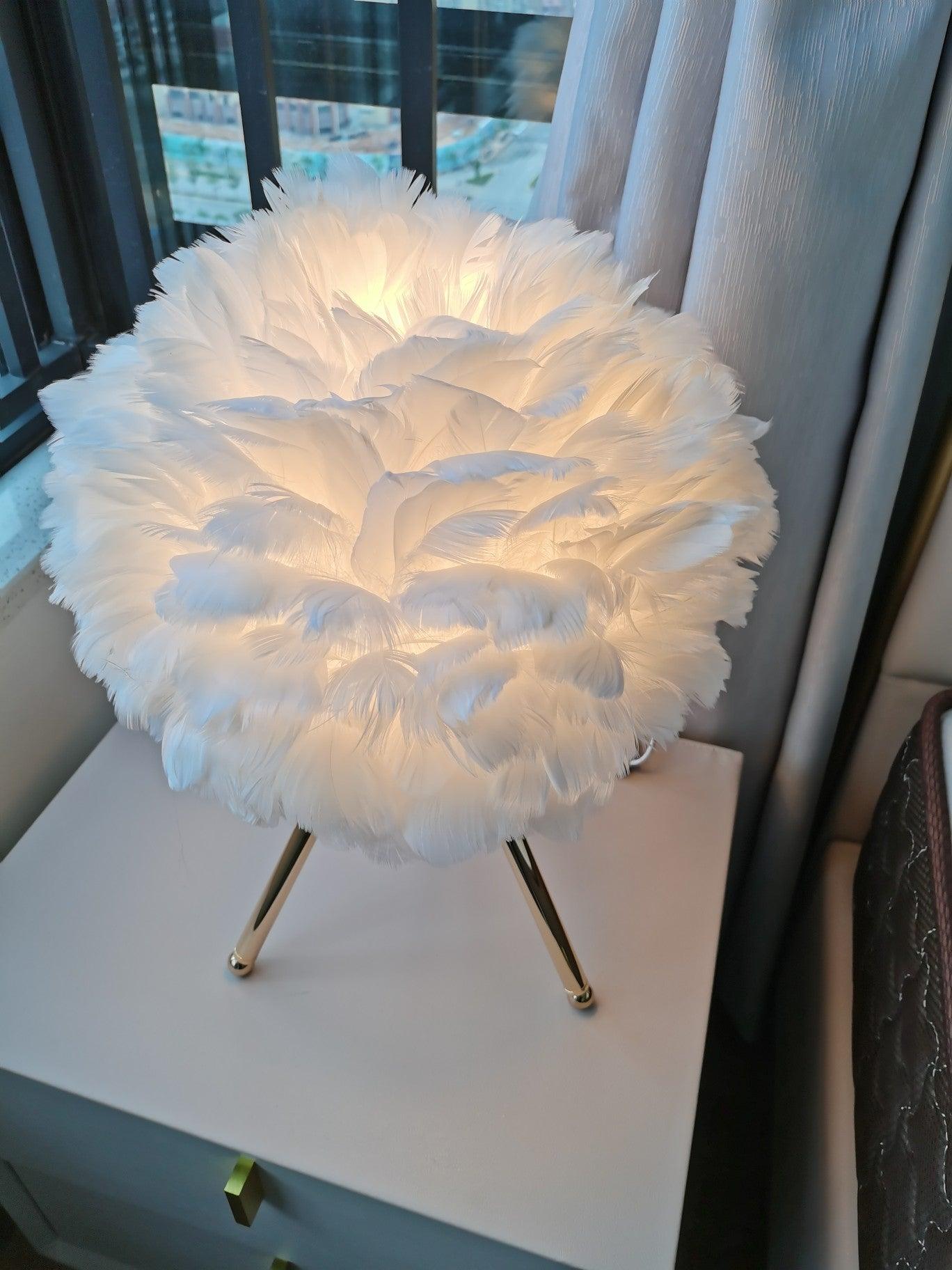 Nilo Feather Feminine Table Lamp