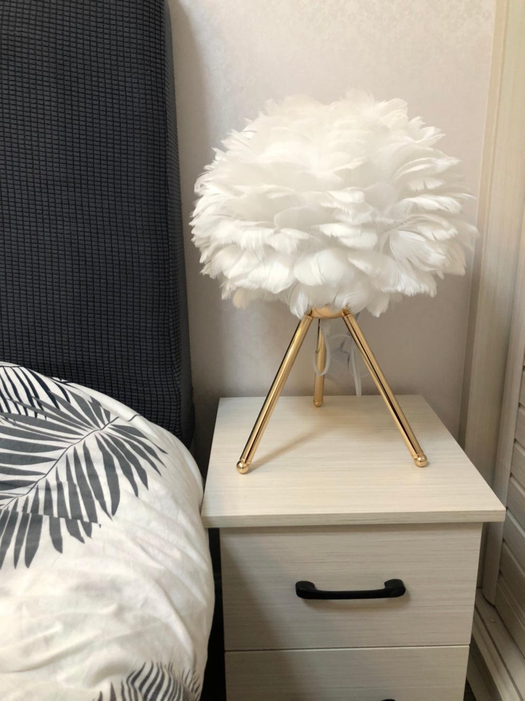 Nilo Feather Feminine Table Lamp