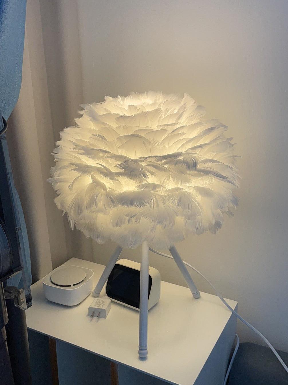 Nilo Feather Feminine Table Lamp - Neutral Decor