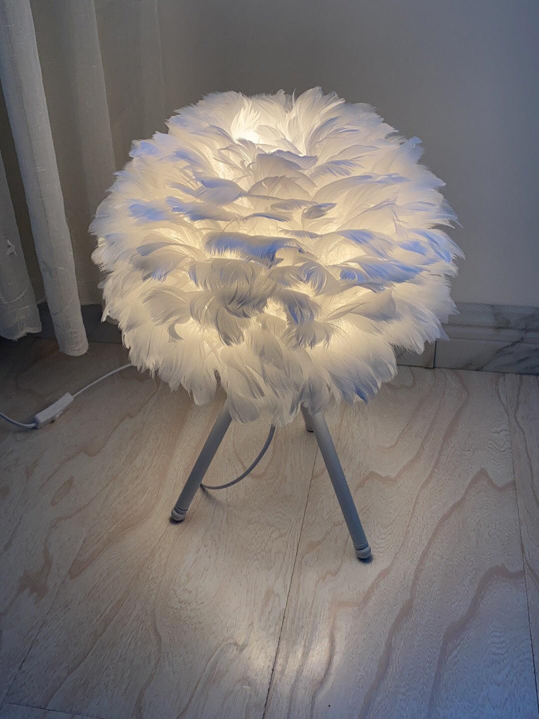 Nilo Feather Feminine Table Lamp