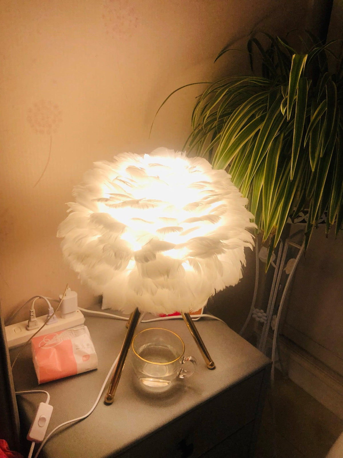 Nilo Feather Feminine Table Lamp