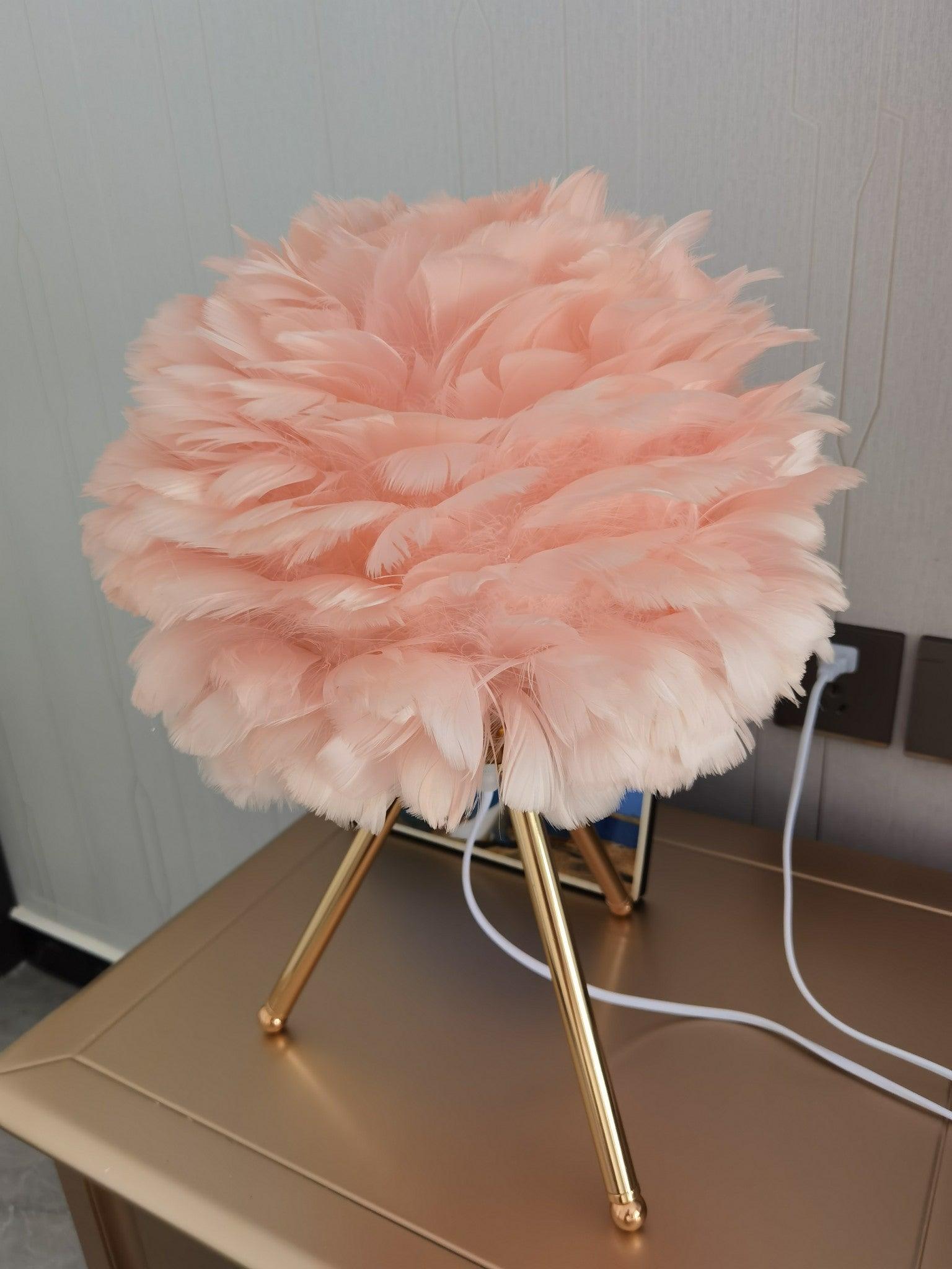 Nilo Feather Feminine Table Lamp