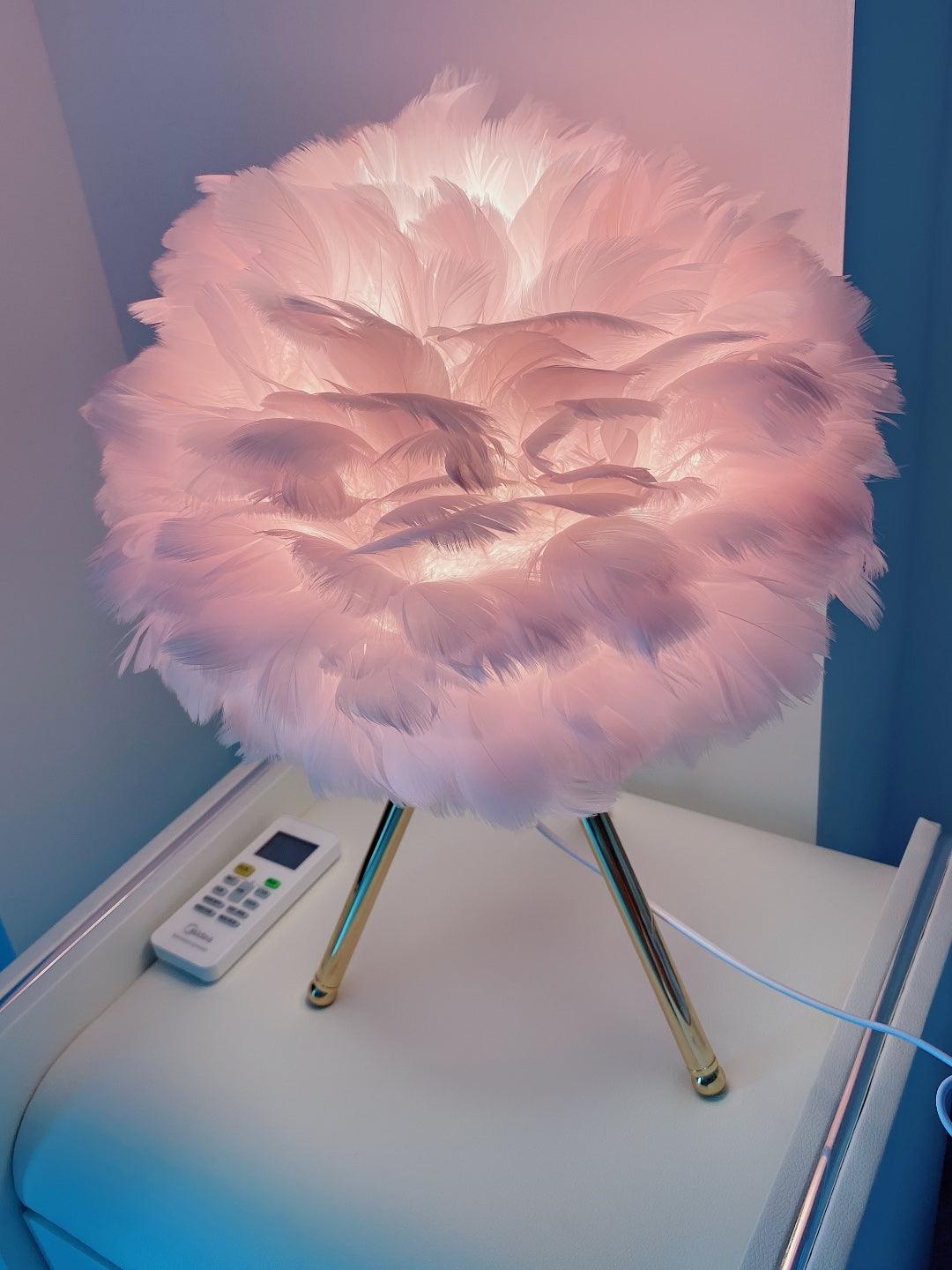 Nilo Feather Feminine Table Lamp