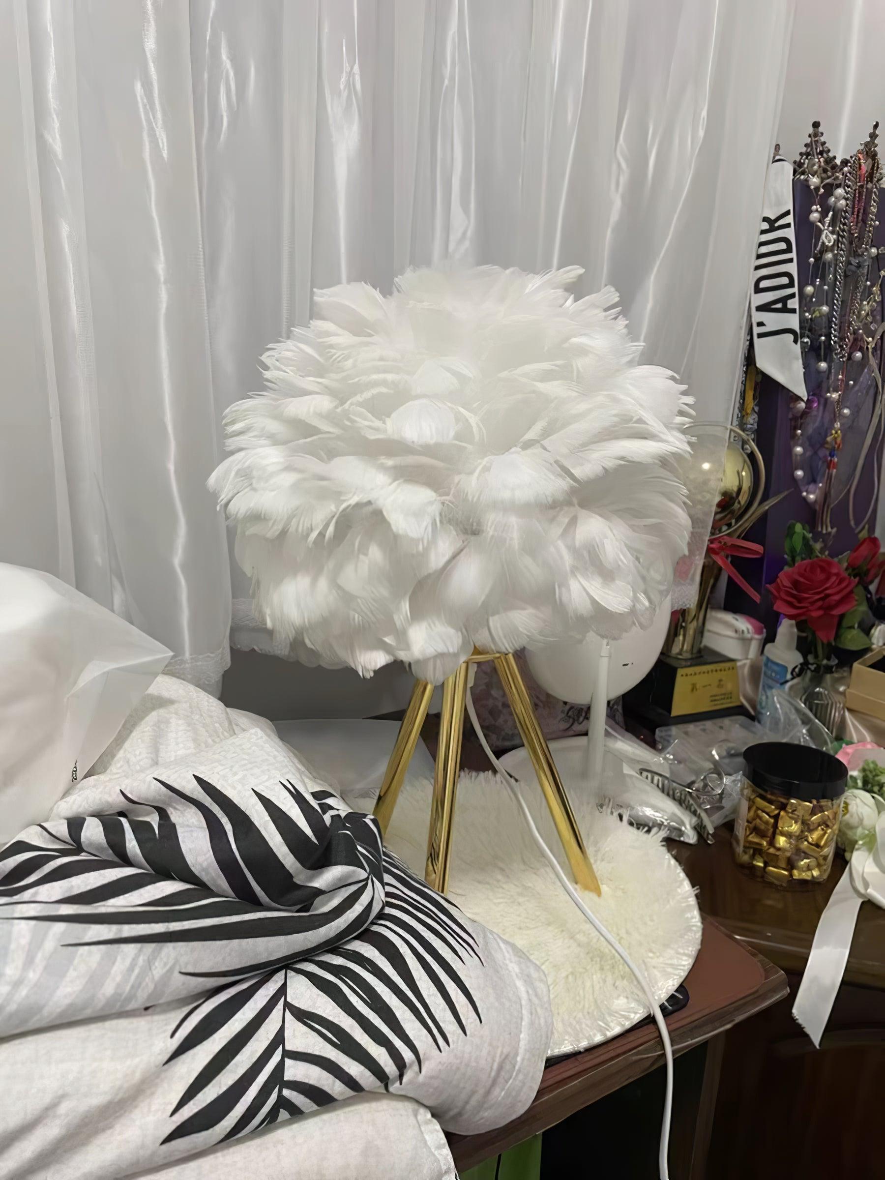 Nilo Feather Feminine Table Lamp