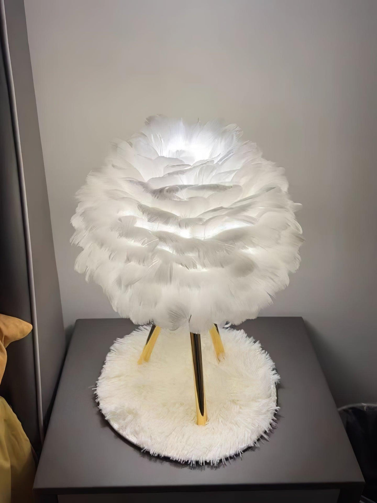 Nilo Feather Feminine Table Lamp