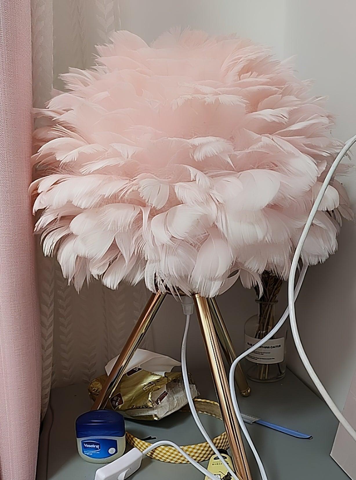 Nilo Feather Feminine Table Lamp
