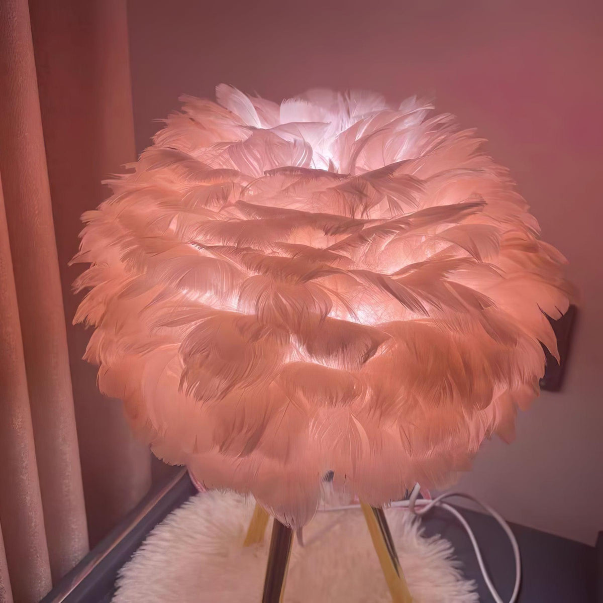 Nilo Feather Feminine Table Lamp