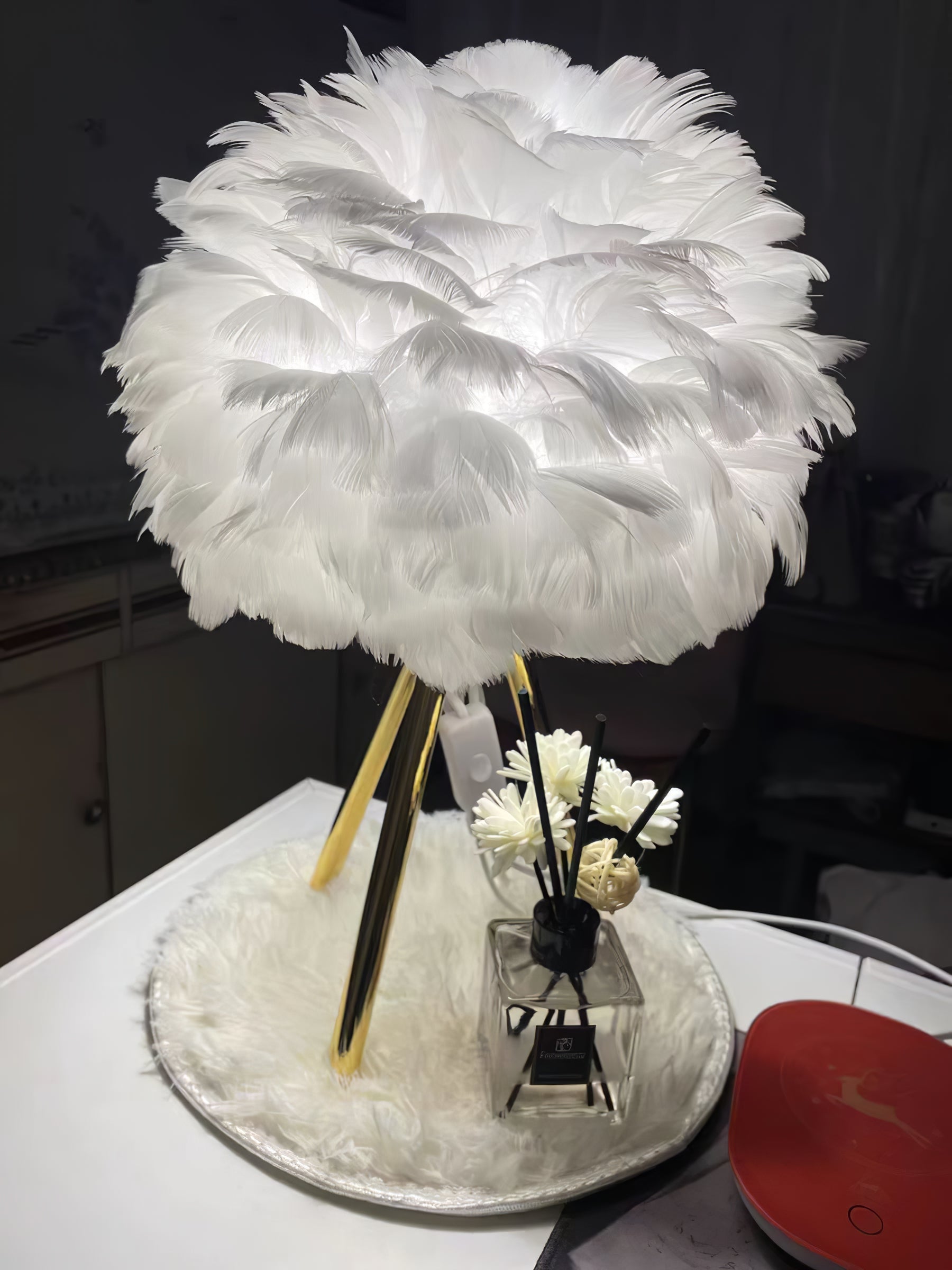 Nilo Feather Feminine Table Lamp - Neutral Decor