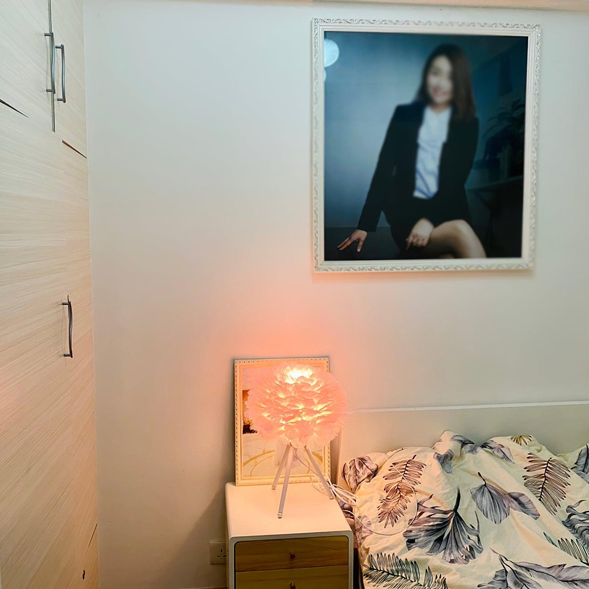 Nilo Feather Feminine Table Lamp