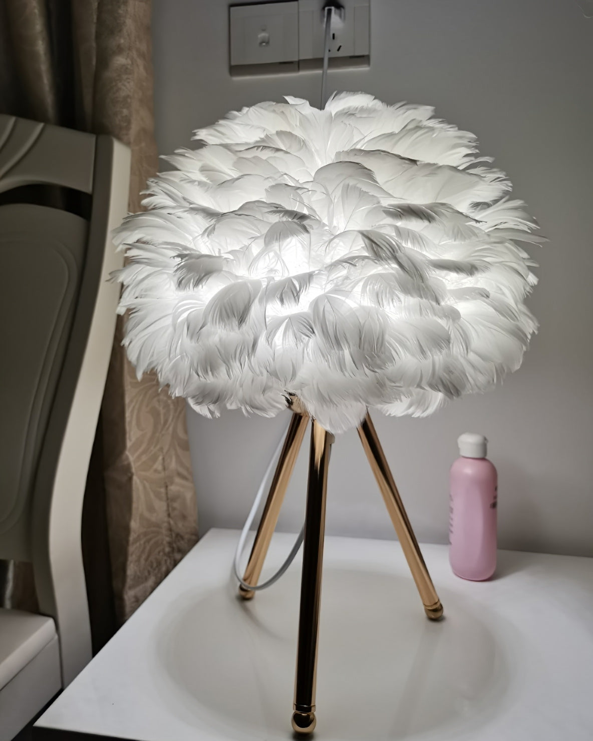 Nilo Feather Feminine Table Lamp - Neutral Decor
