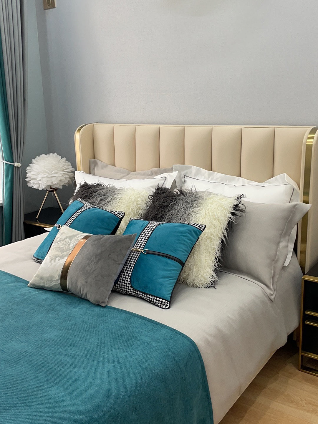 Nilo Feather Feminine Table Lamp - Neutral Decor