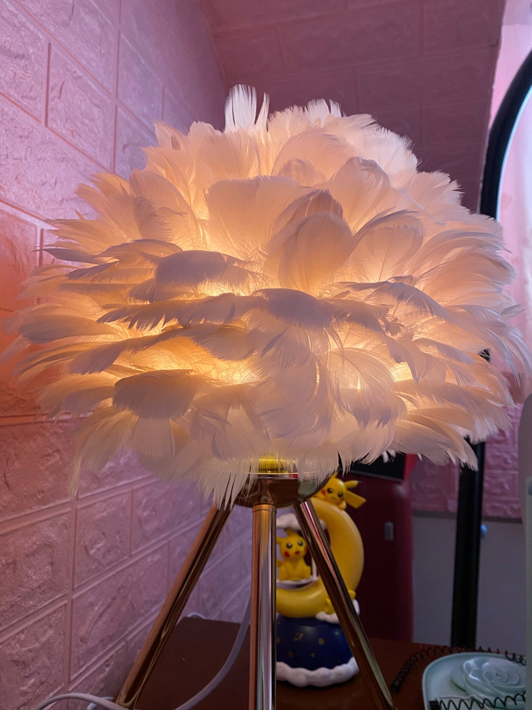 Nilo Feather Feminine Table Lamp - Neutral Decor