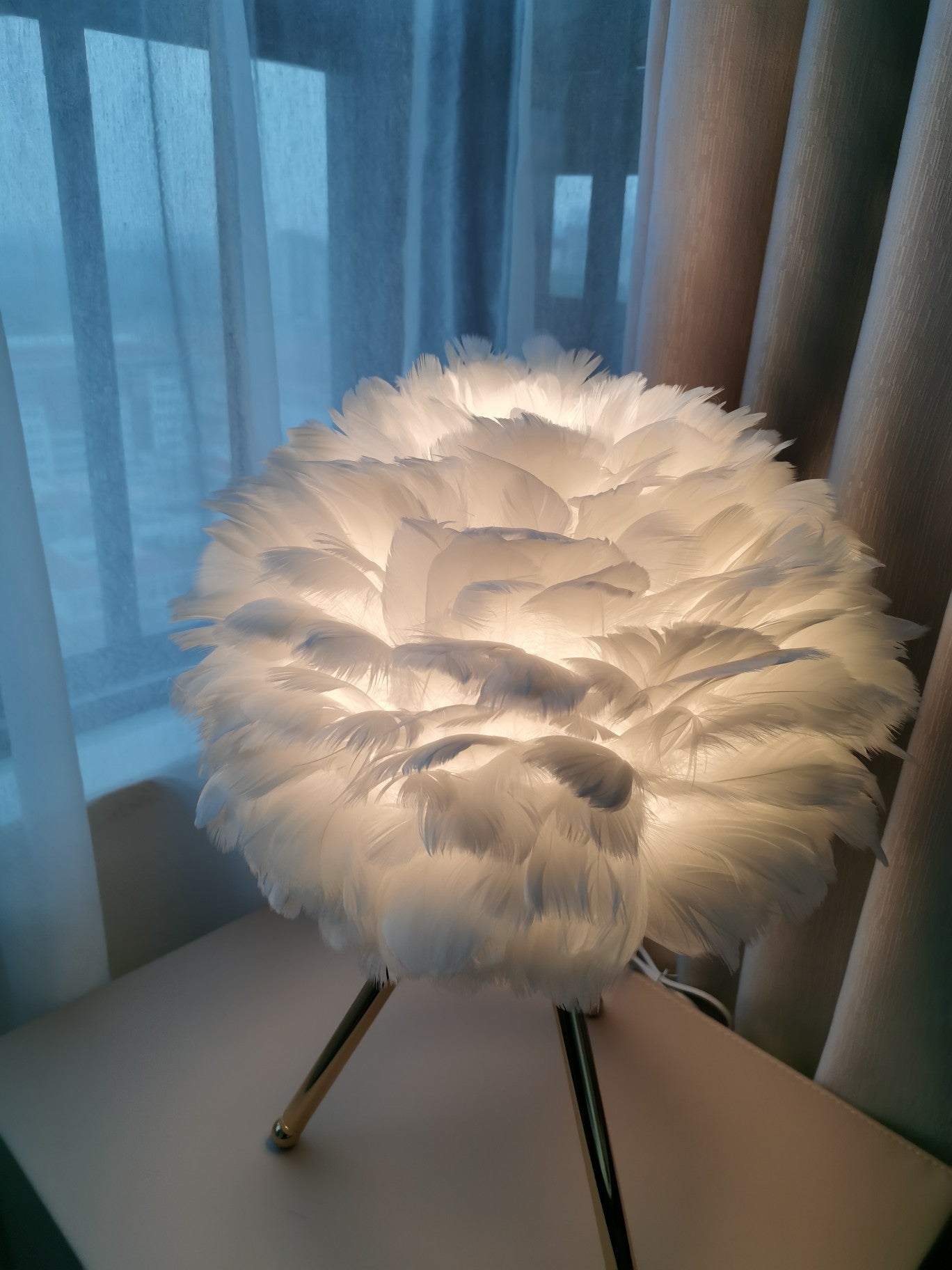 Nilo Feather Feminine Table Lamp