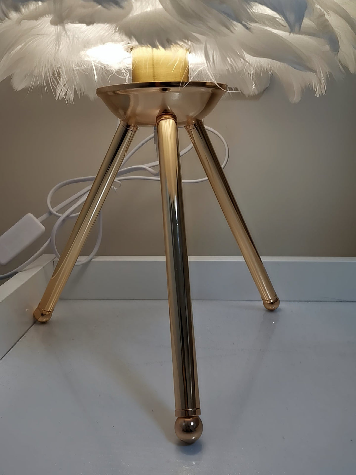 Nilo Feather Feminine Table Lamp