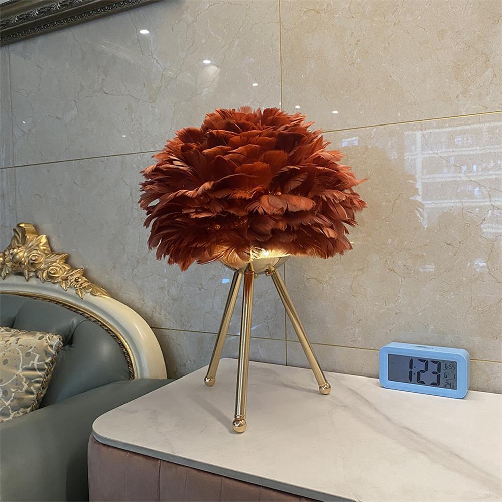 Nilo Feather Feminine Table Lamp