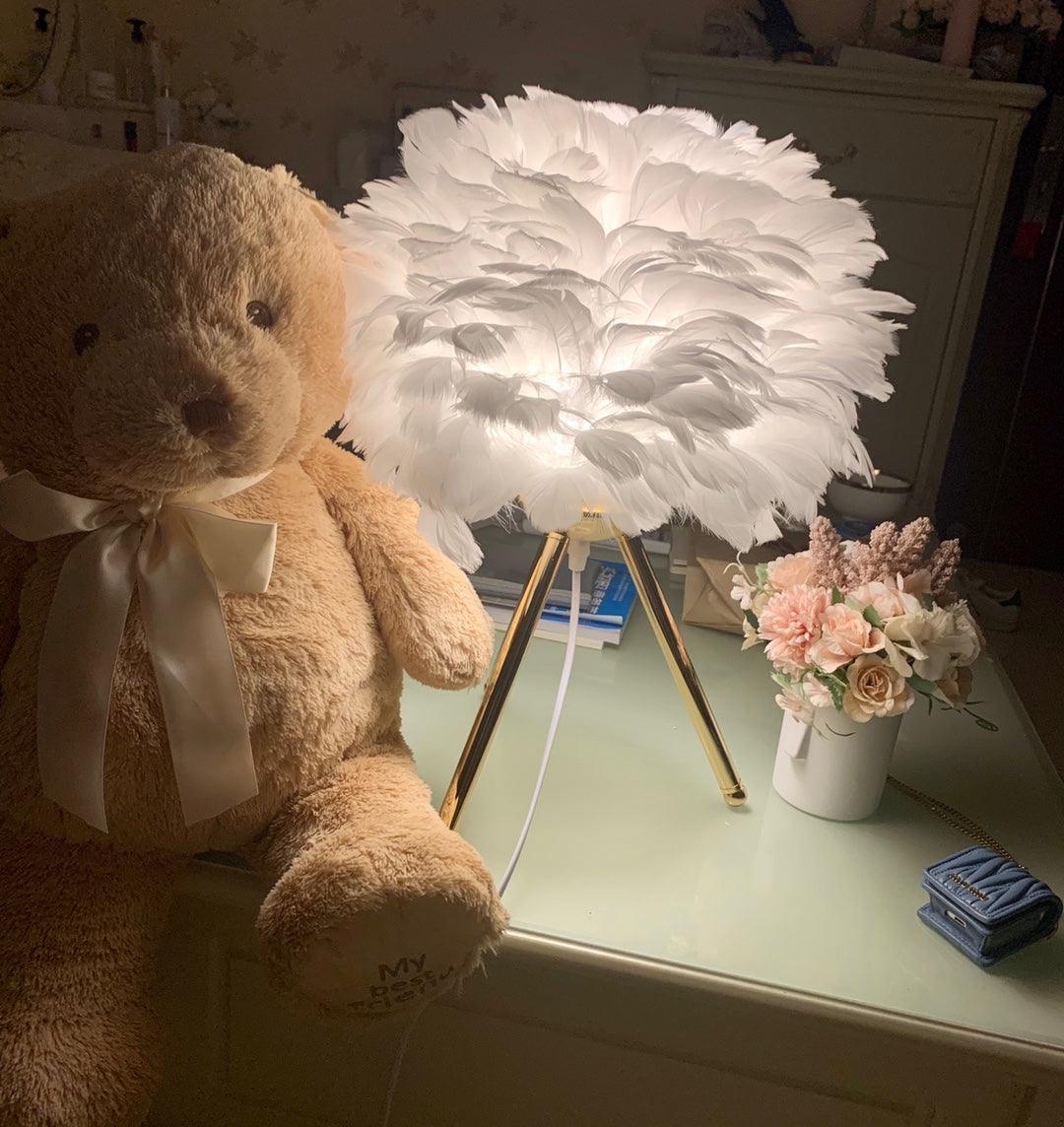 Nilo Feather Feminine Table Lamp