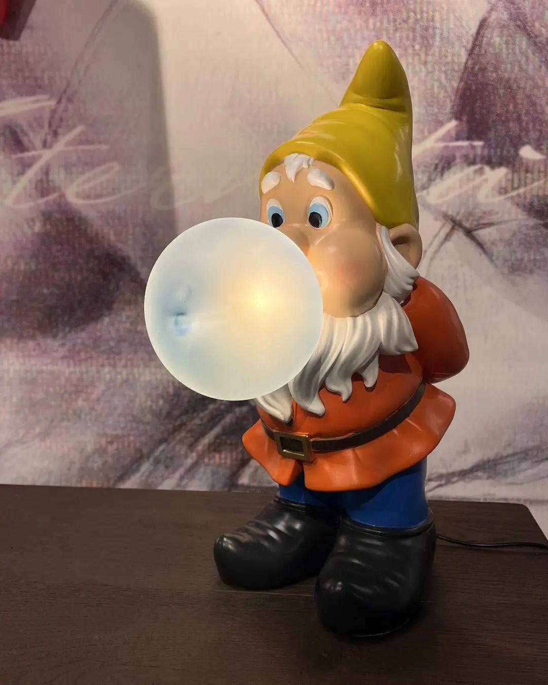 Brisa Resin Playful Table Lamp