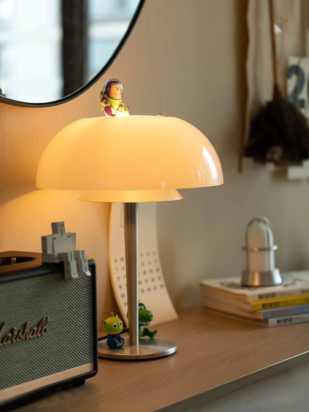 Nilten Modern Glass Table Lamp