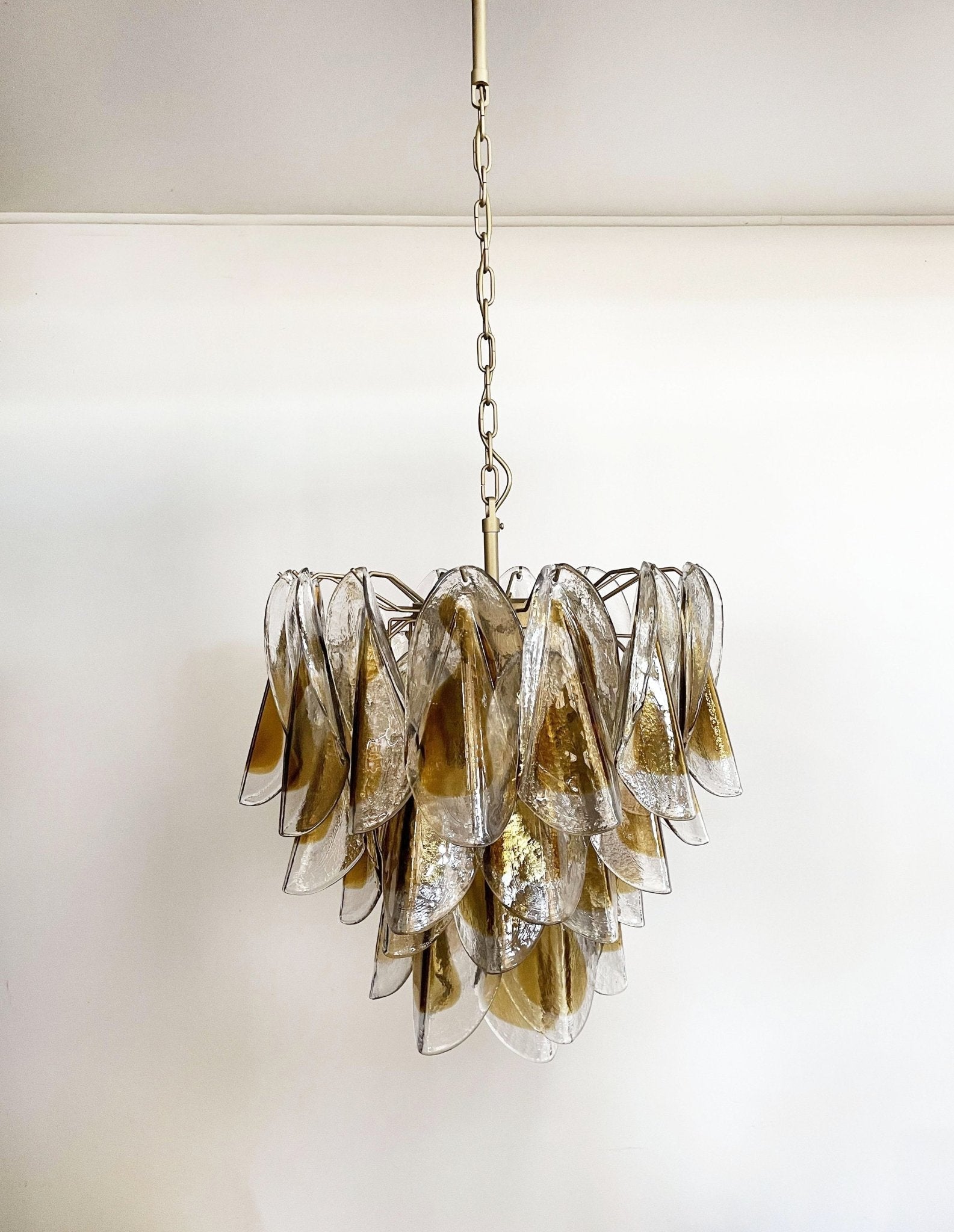 Vild Chandelier Isabella Gold Petal Layered
