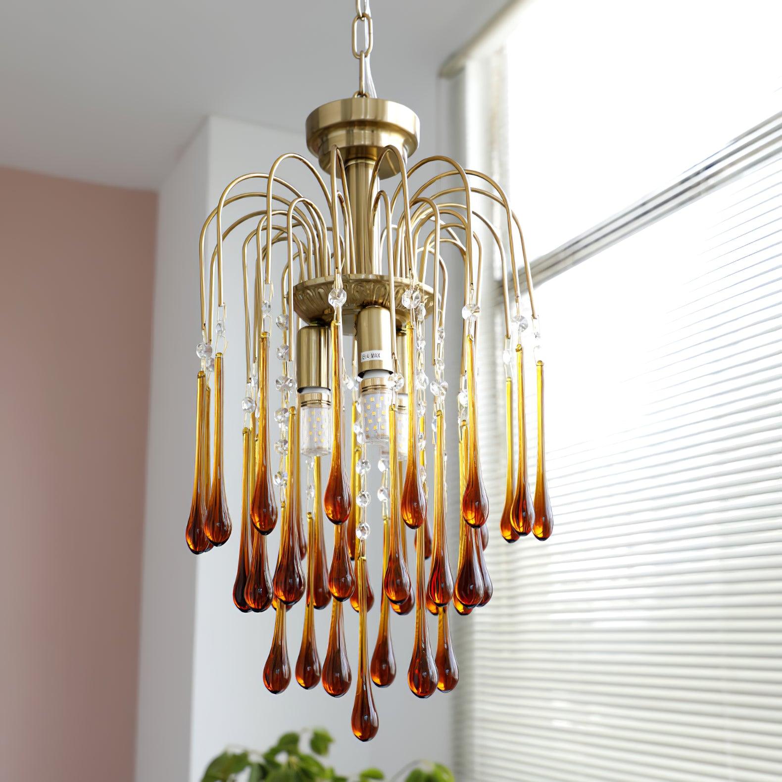 Lustra Chandelier Golden Arms and Crystal - Neutral Decor