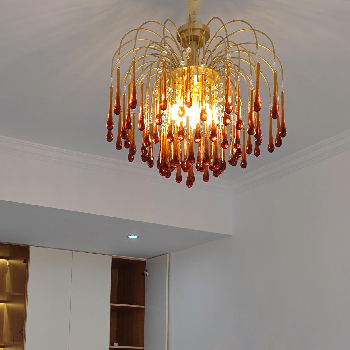 Lustra Chandelier Golden Arms and Crystal - Neutral Decor