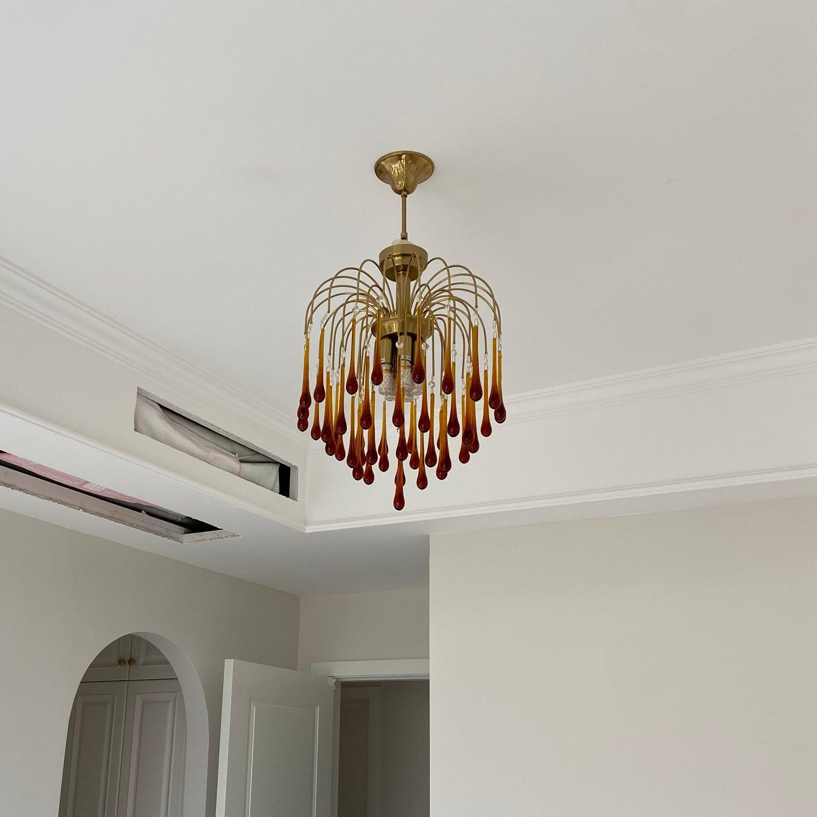 Lustra Chandelier Golden Arms and Crystal - Neutral Decor