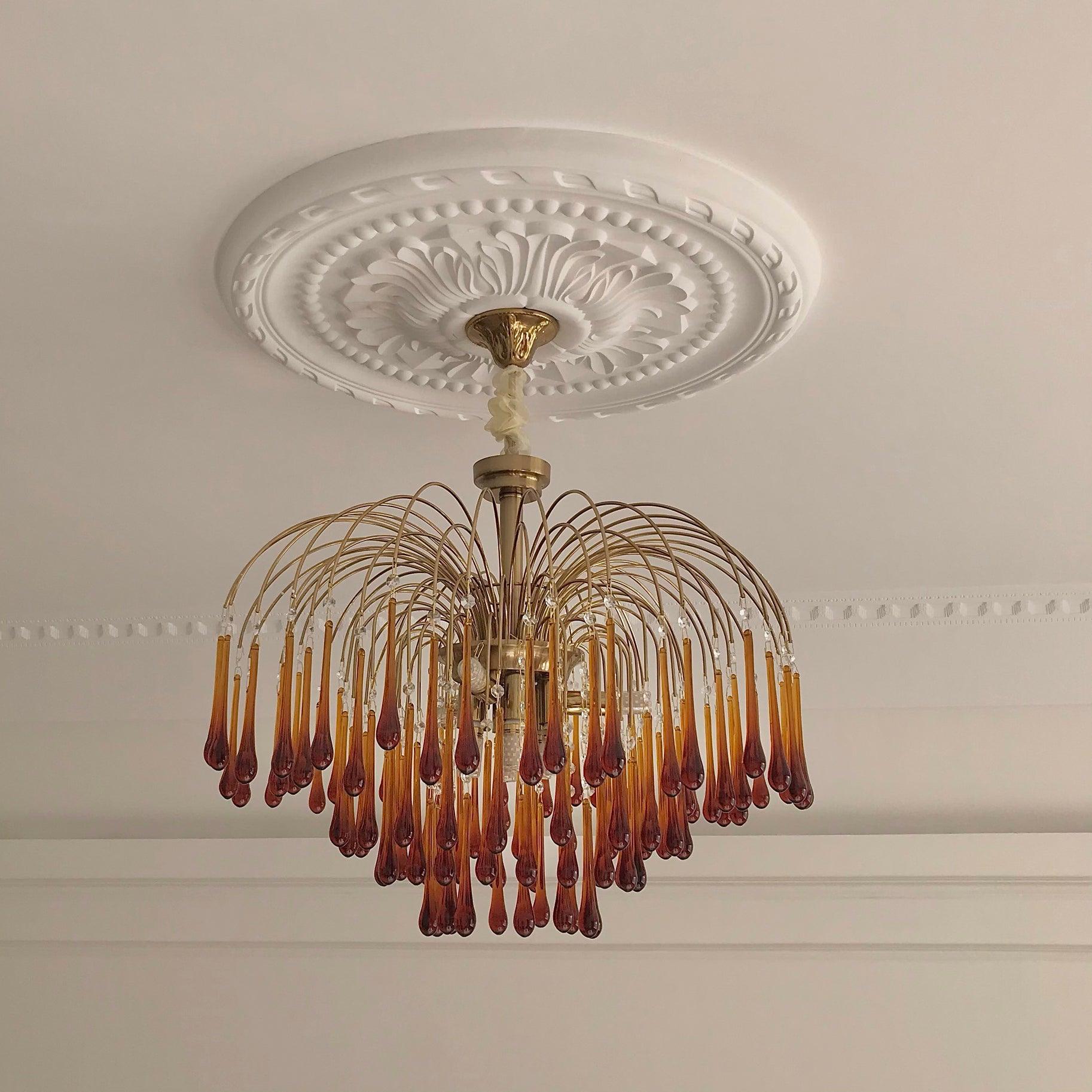 Lustra Chandelier Golden Arms and Crystal - Neutral Decor