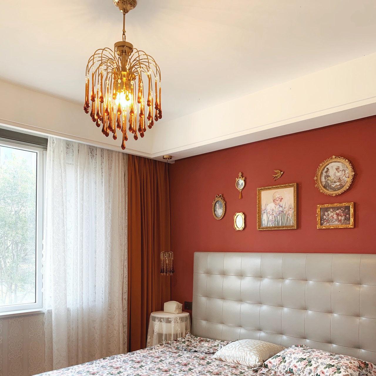 Lustra Chandelier Golden Arms and Crystal - Neutral Decor