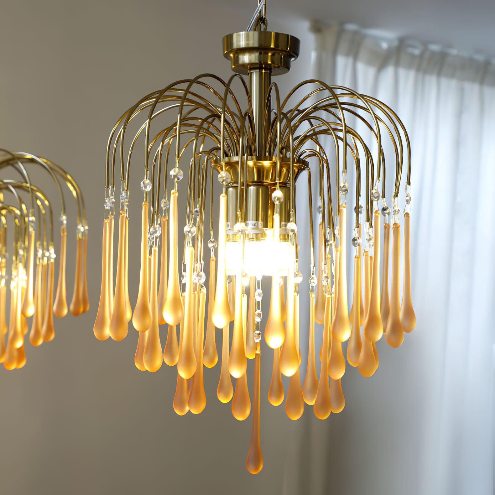 Lustra Chandelier Golden Arms and Crystal - Neutral Decor