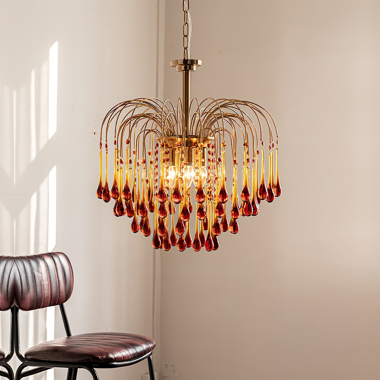 Lustra Chandelier Golden Arms and Crystal - Neutral Decor
