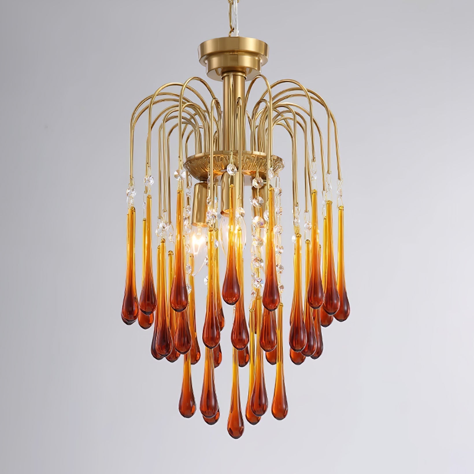 Lustra Chandelier Golden Arms and Crystal - Neutral Decor