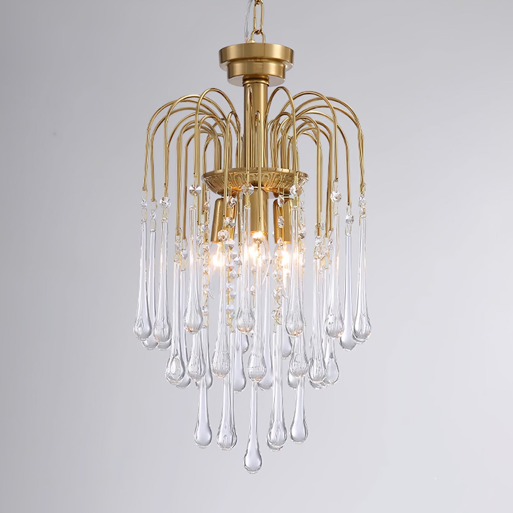 Lustra Chandelier Golden Arms and Crystal - Neutral Decor