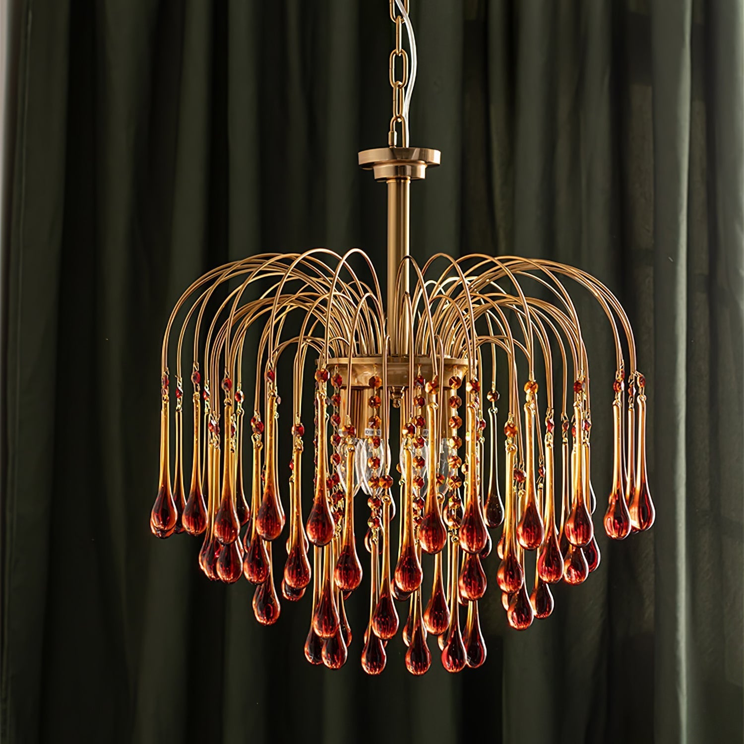 Lustra Chandelier Golden Arms and Crystal - Neutral Decor