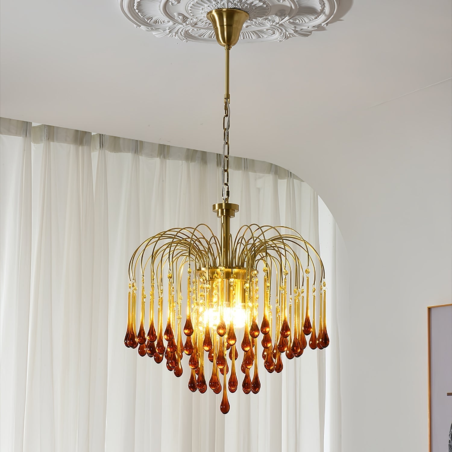 Lustra Chandelier Golden Arms and Crystal - Neutral Decor
