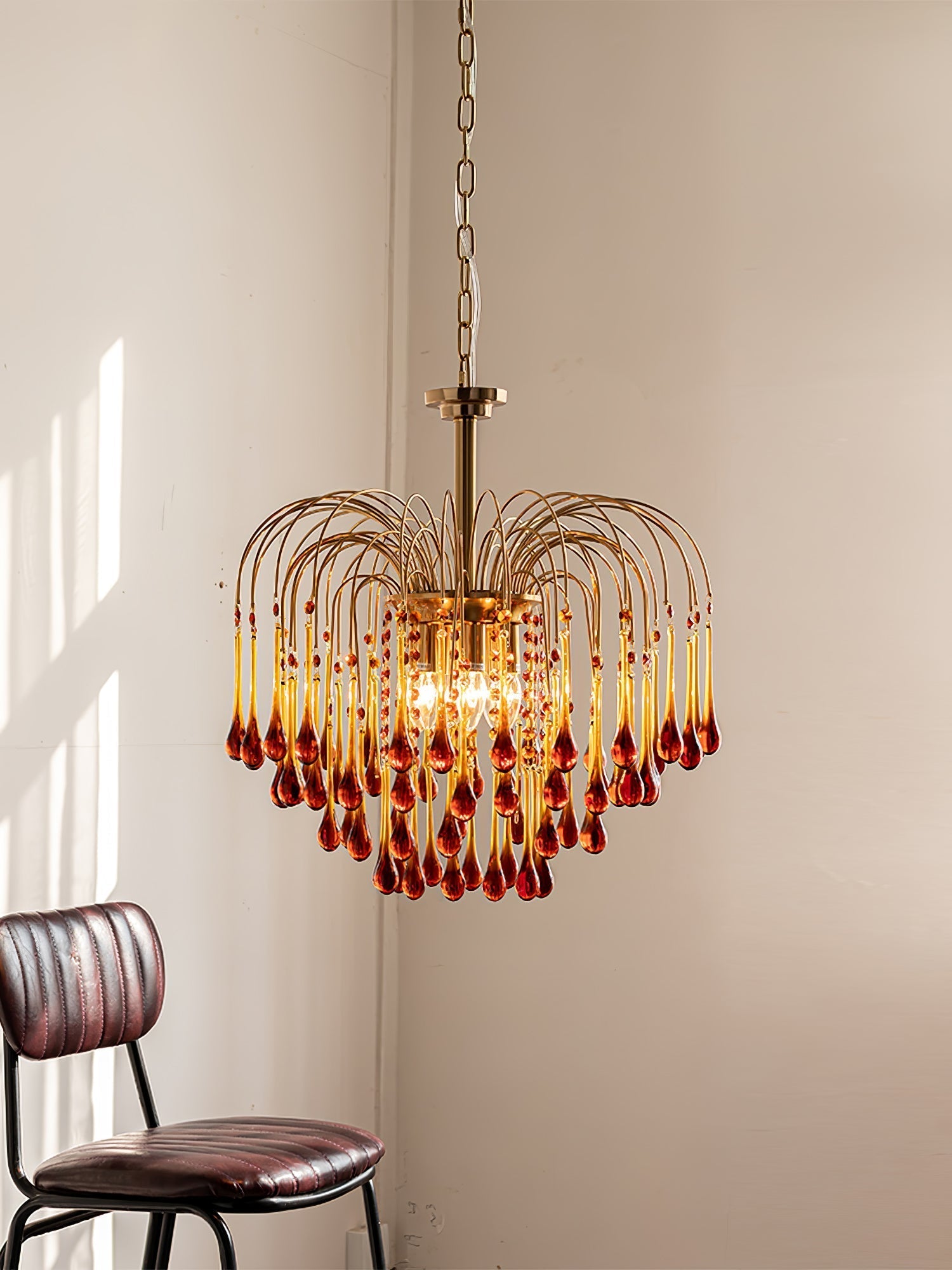 Lustra Chandelier Golden Arms and Crystal - Neutral Decor