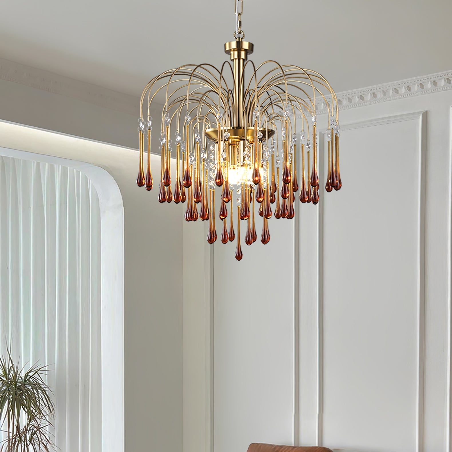 Lustra Chandelier Golden Arms and Crystal - Neutral Decor