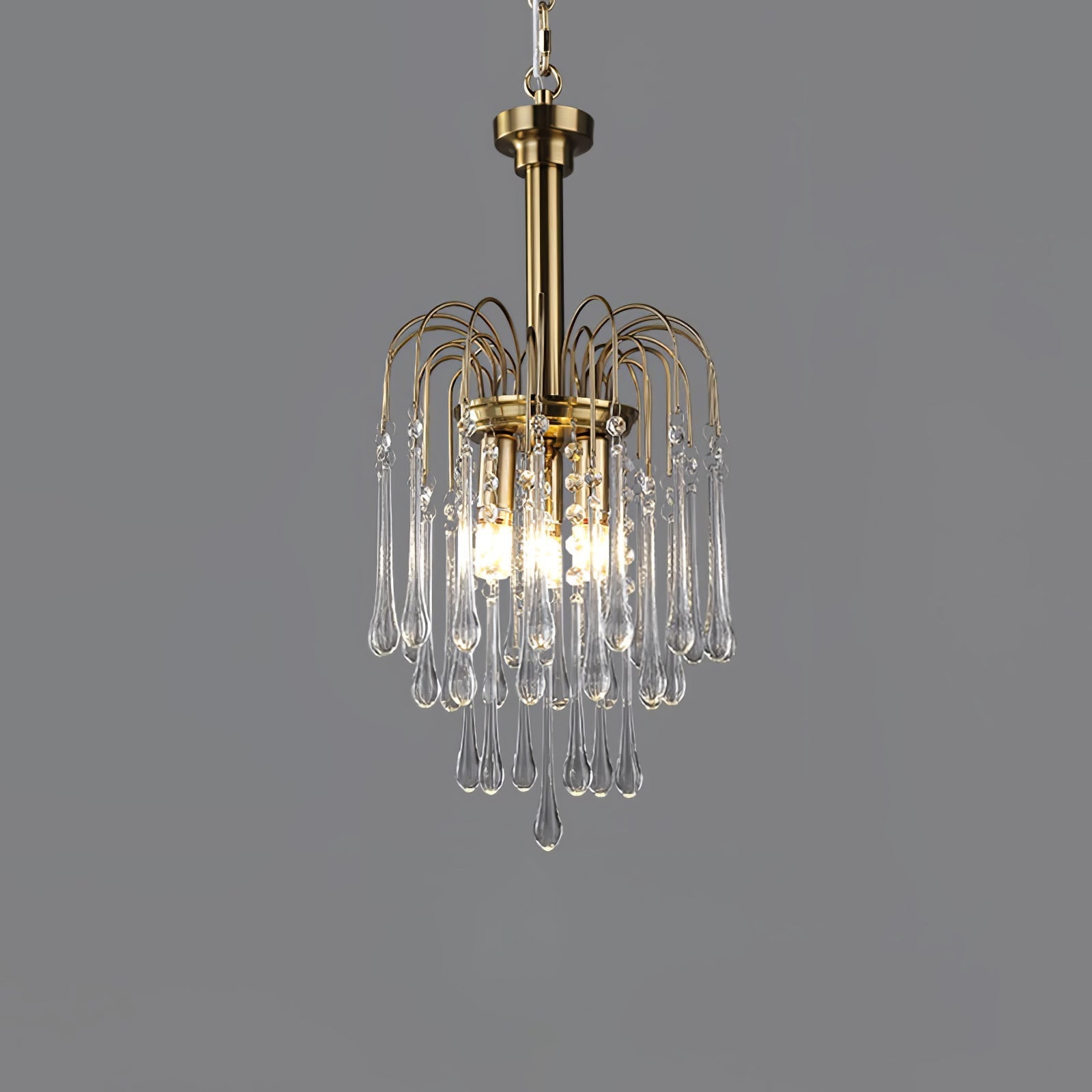 Lustra Chandelier Golden Arms and Crystal - Neutral Decor