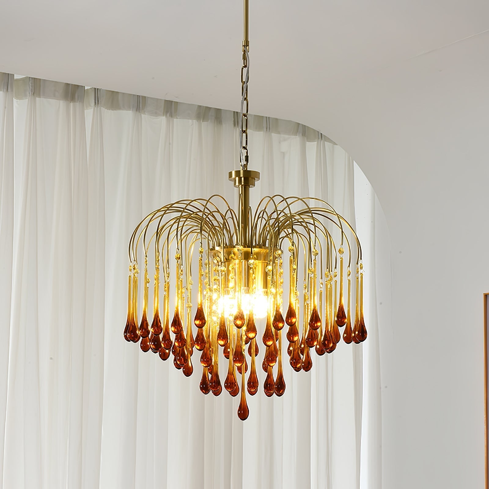 Lustra Chandelier Golden Arms and Crystal - Neutral Decor