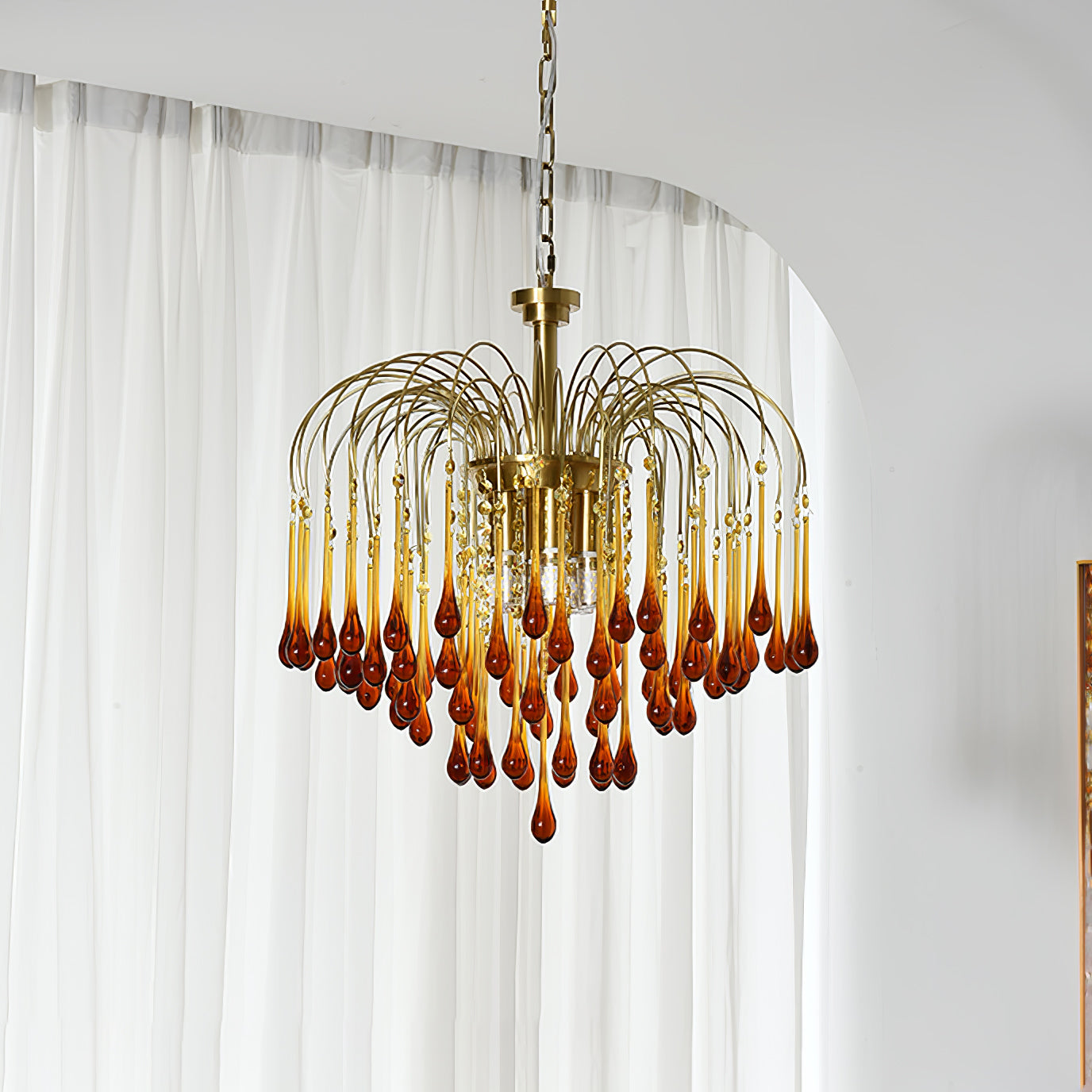 Lustra Chandelier Golden Arms and Crystal - Neutral Decor