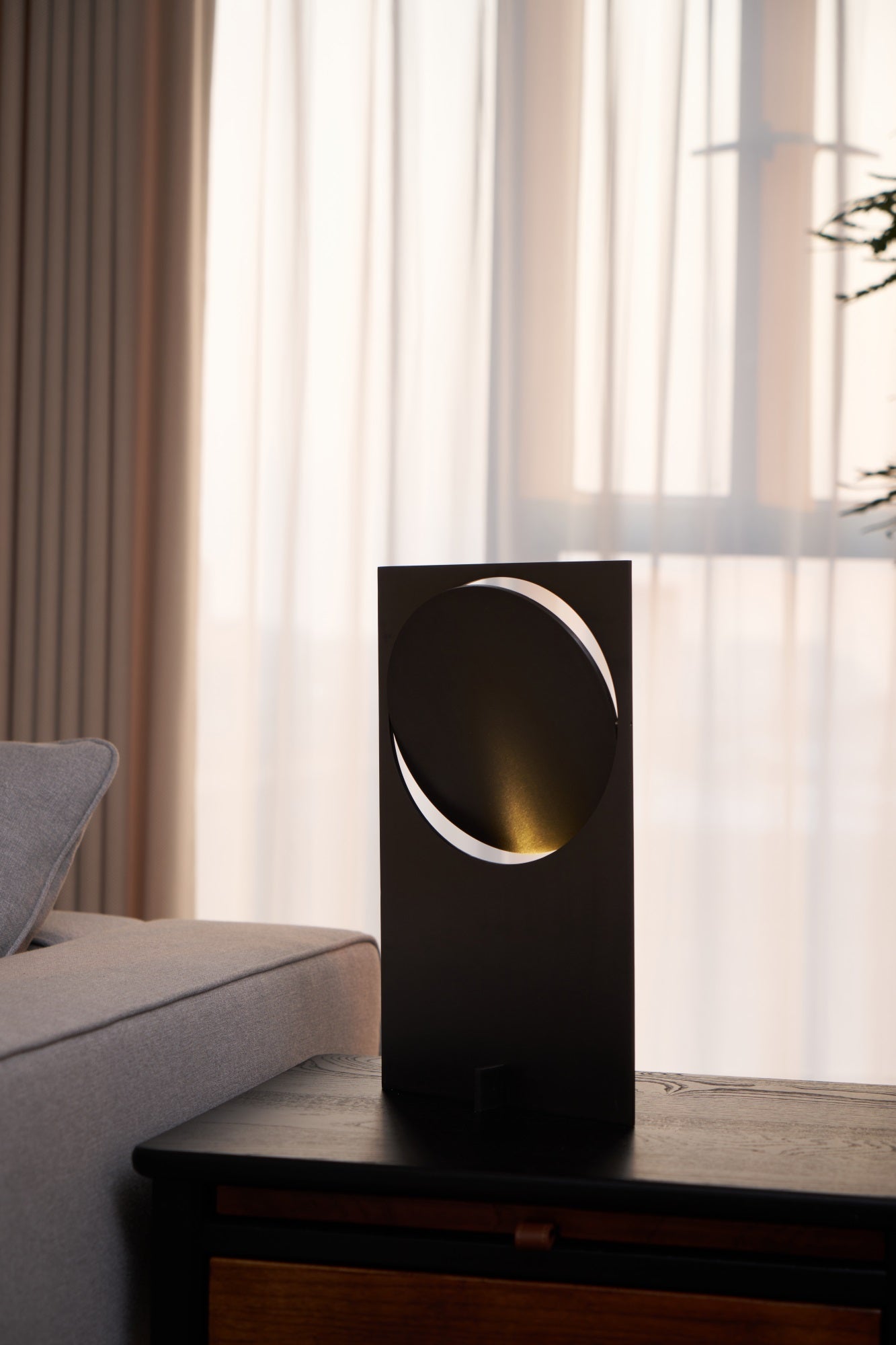 Terieriella Rotating Disc Table Lamp