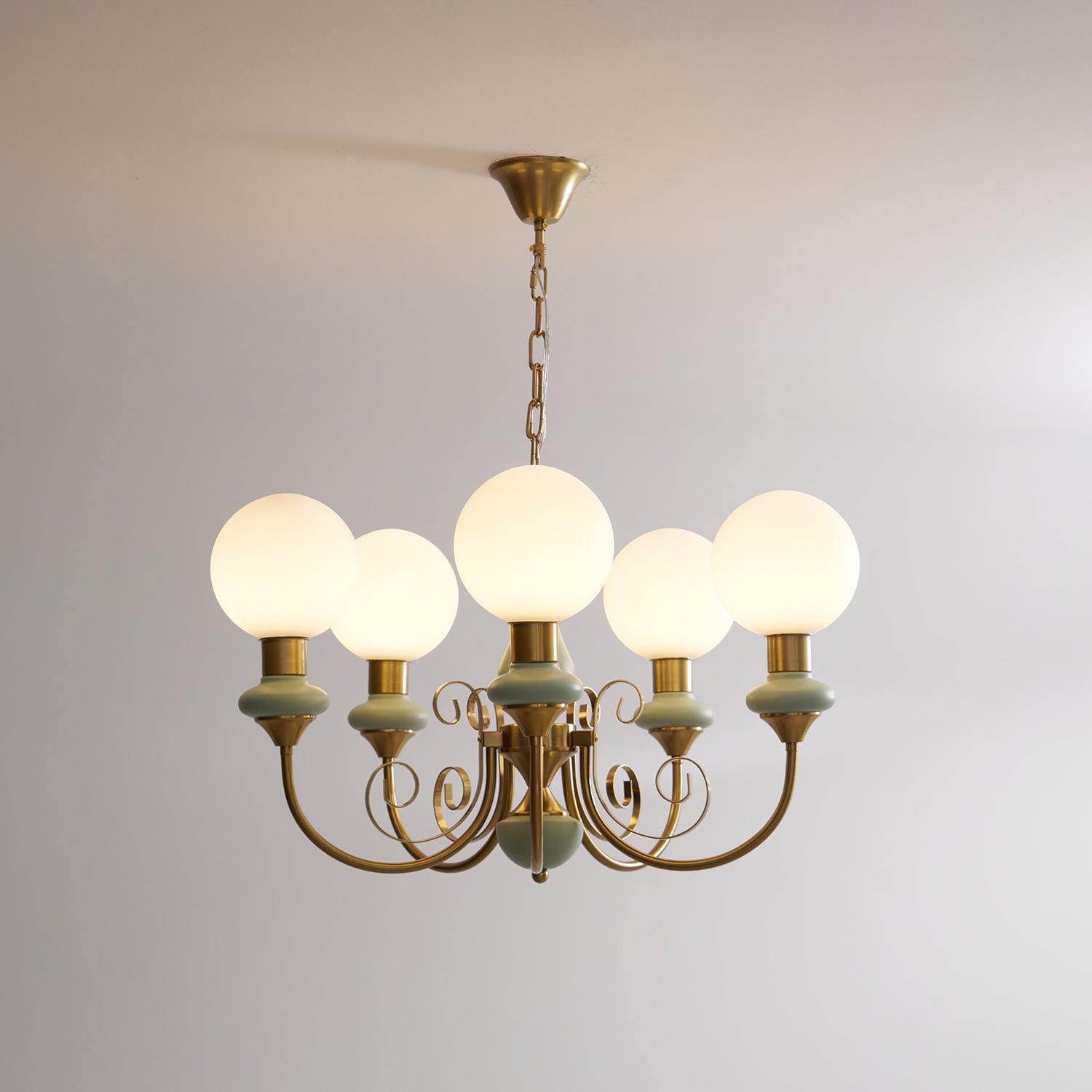 Lustra Chandelier Green Shades Gold Curved Arms - Neutral Decor