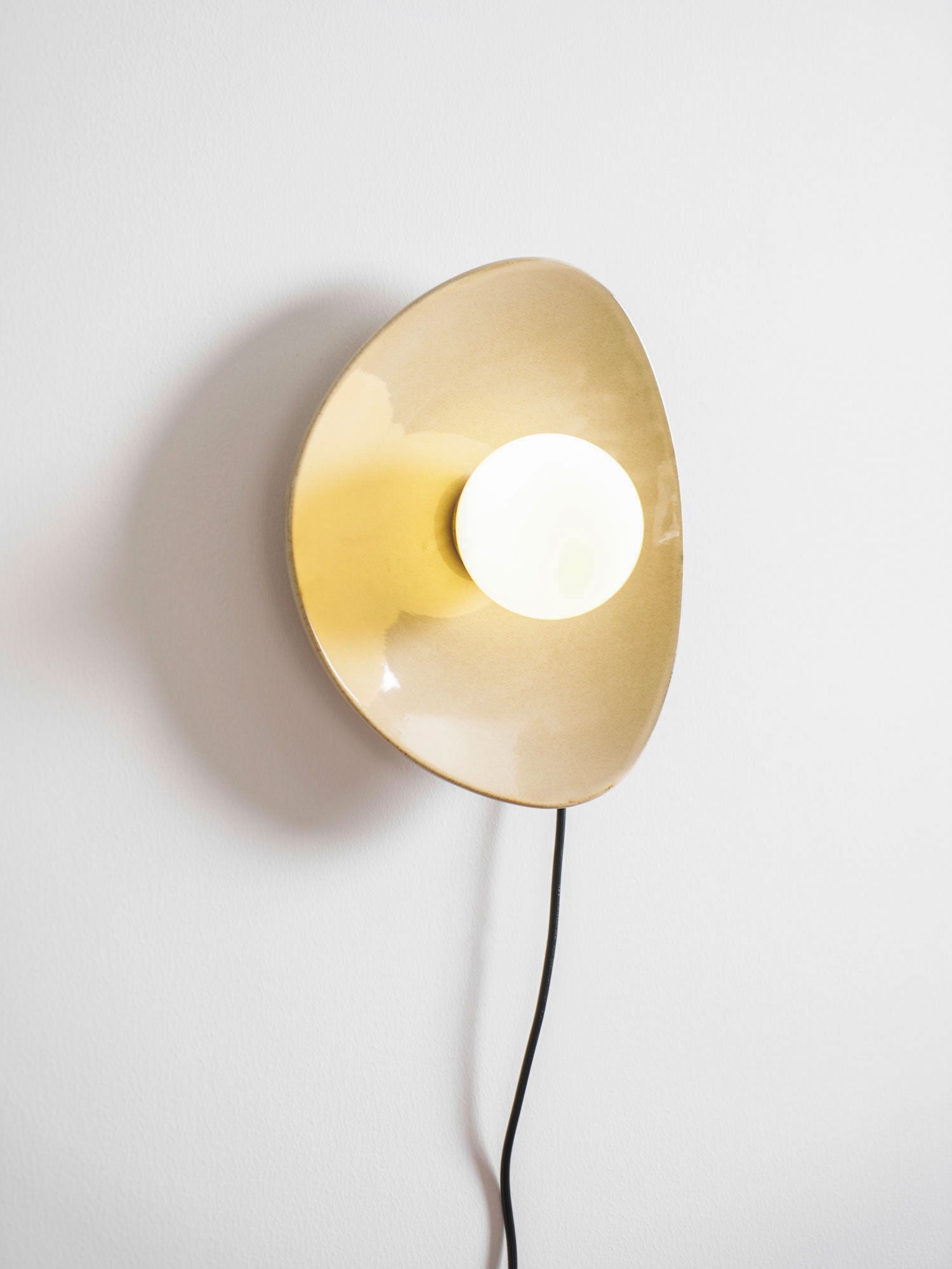 Lioruiella Pebble Disc Plug-in Ceramics Glass Wall Light
