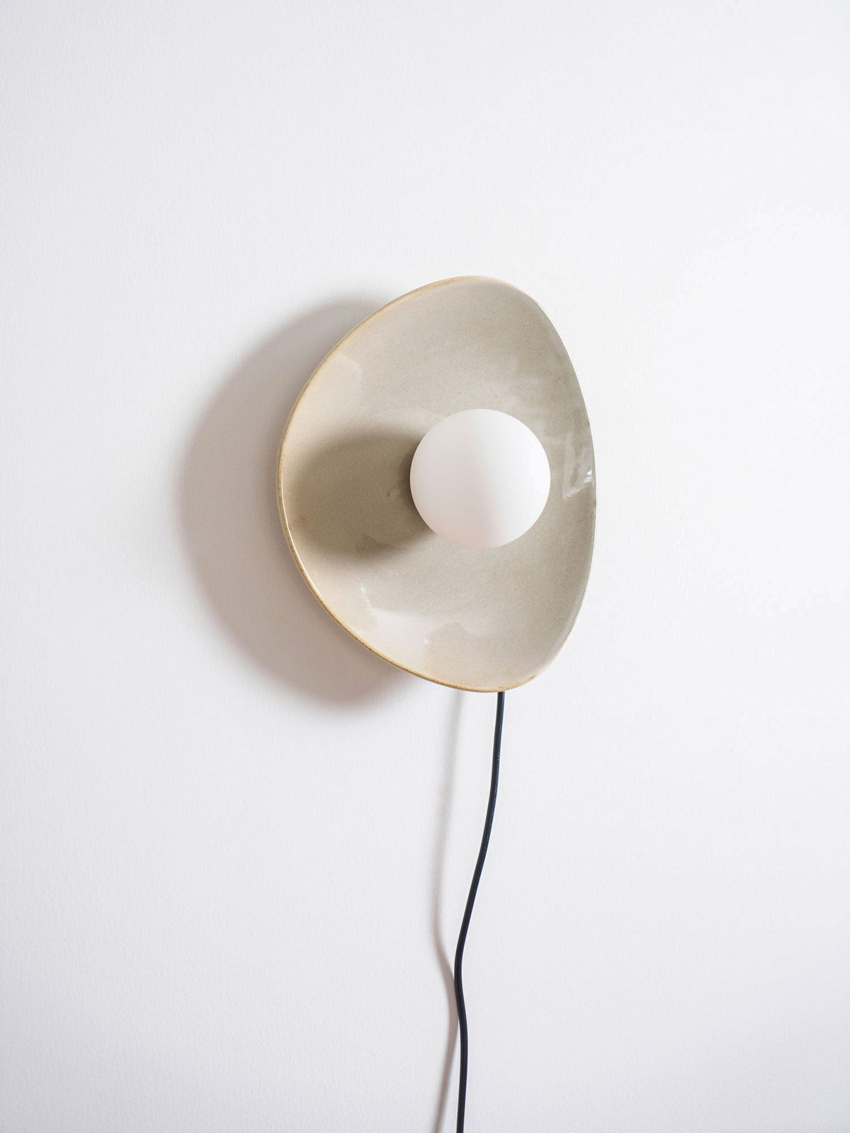 Lioruiella Pebble Disc Plug-in Ceramics Glass Wall Light