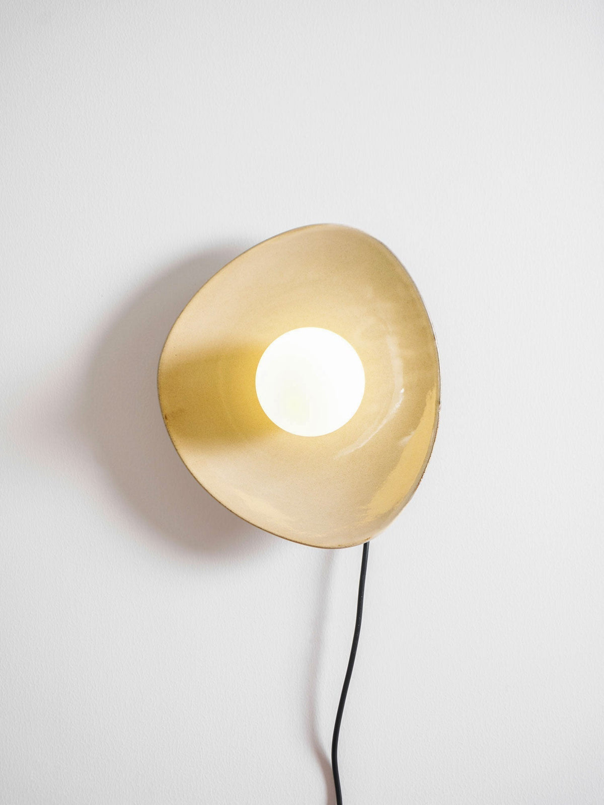 Lioruiella Pebble Disc Plug-in Ceramics Glass Wall Light