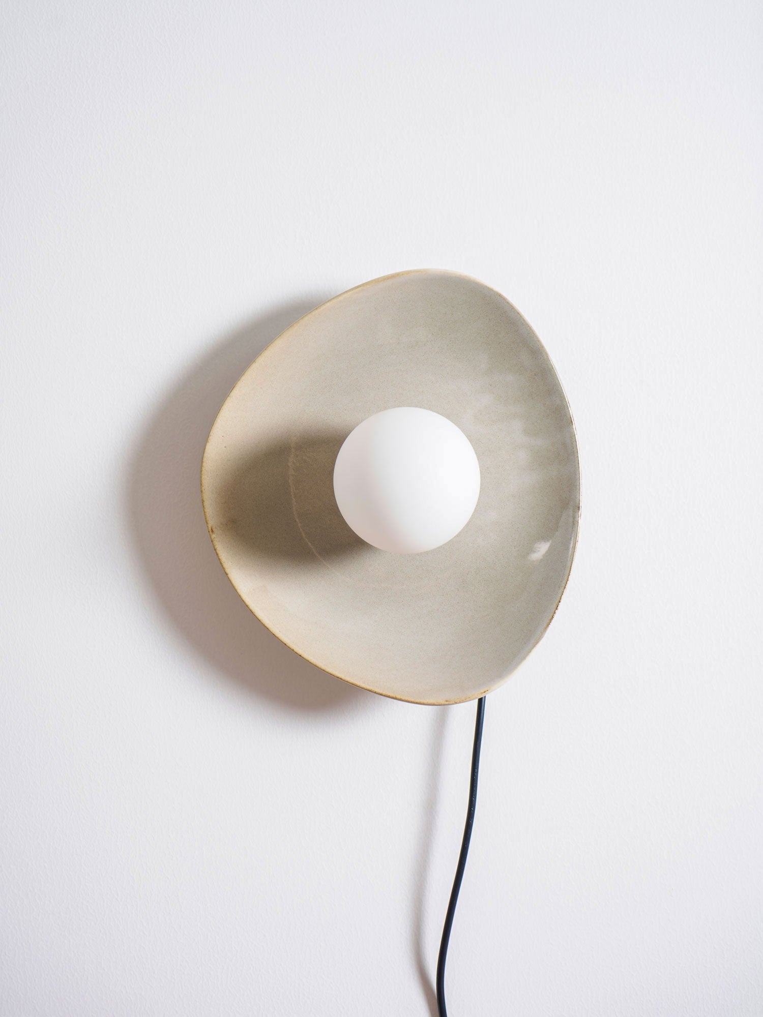 Lioruiella Pebble Disc Plug-in Ceramics Glass Wall Light