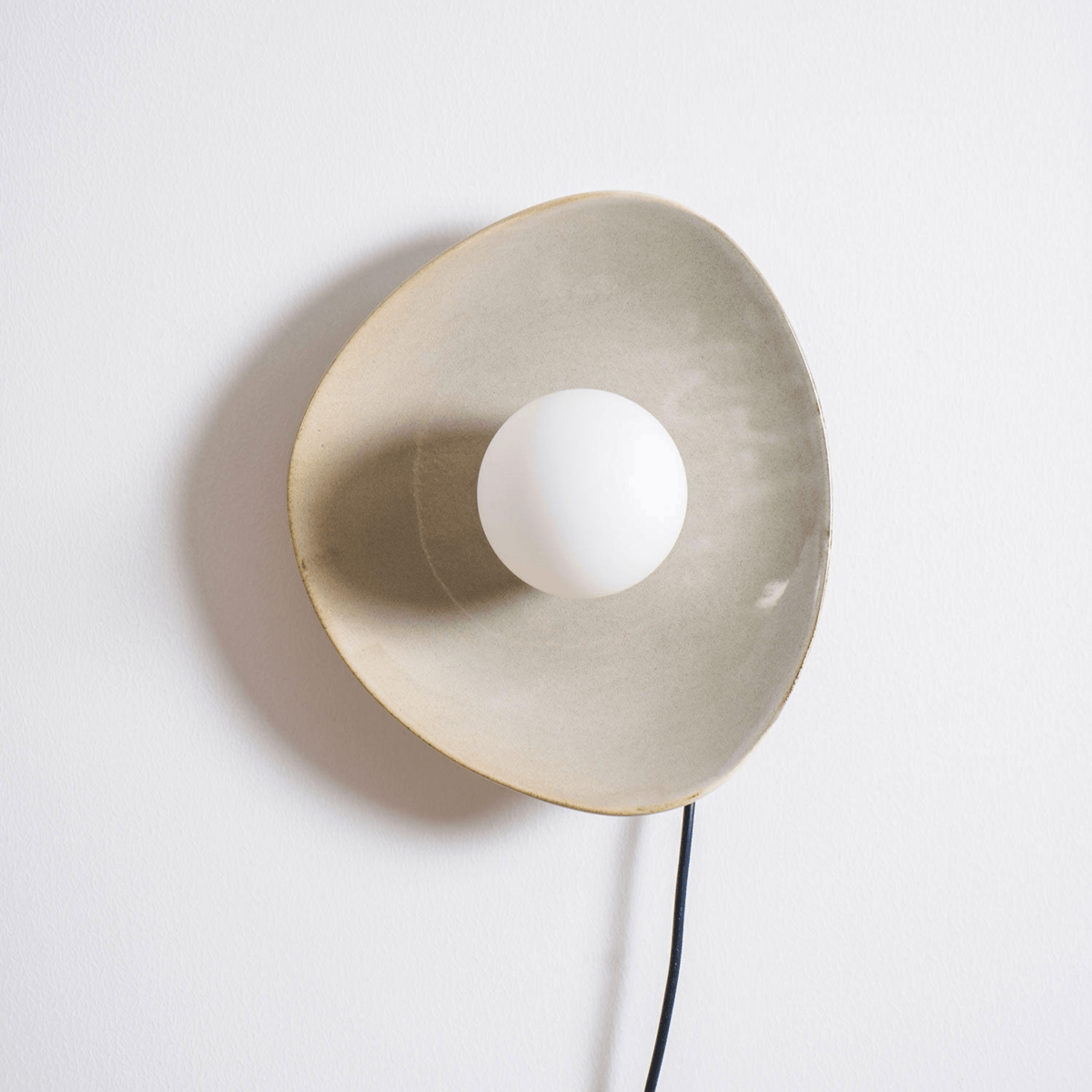Lioruiella Pebble Disc Plug-in Ceramics Glass Wall Light