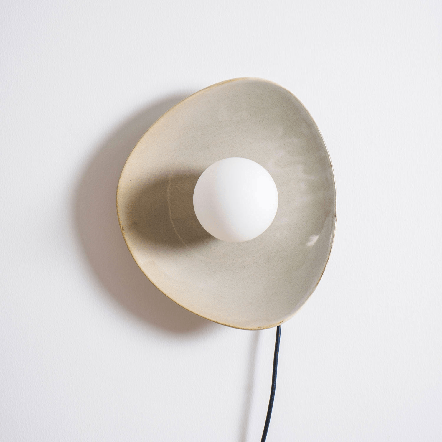 Lioruiella Pebble Disc Plug-in Ceramics Glass Wall Light