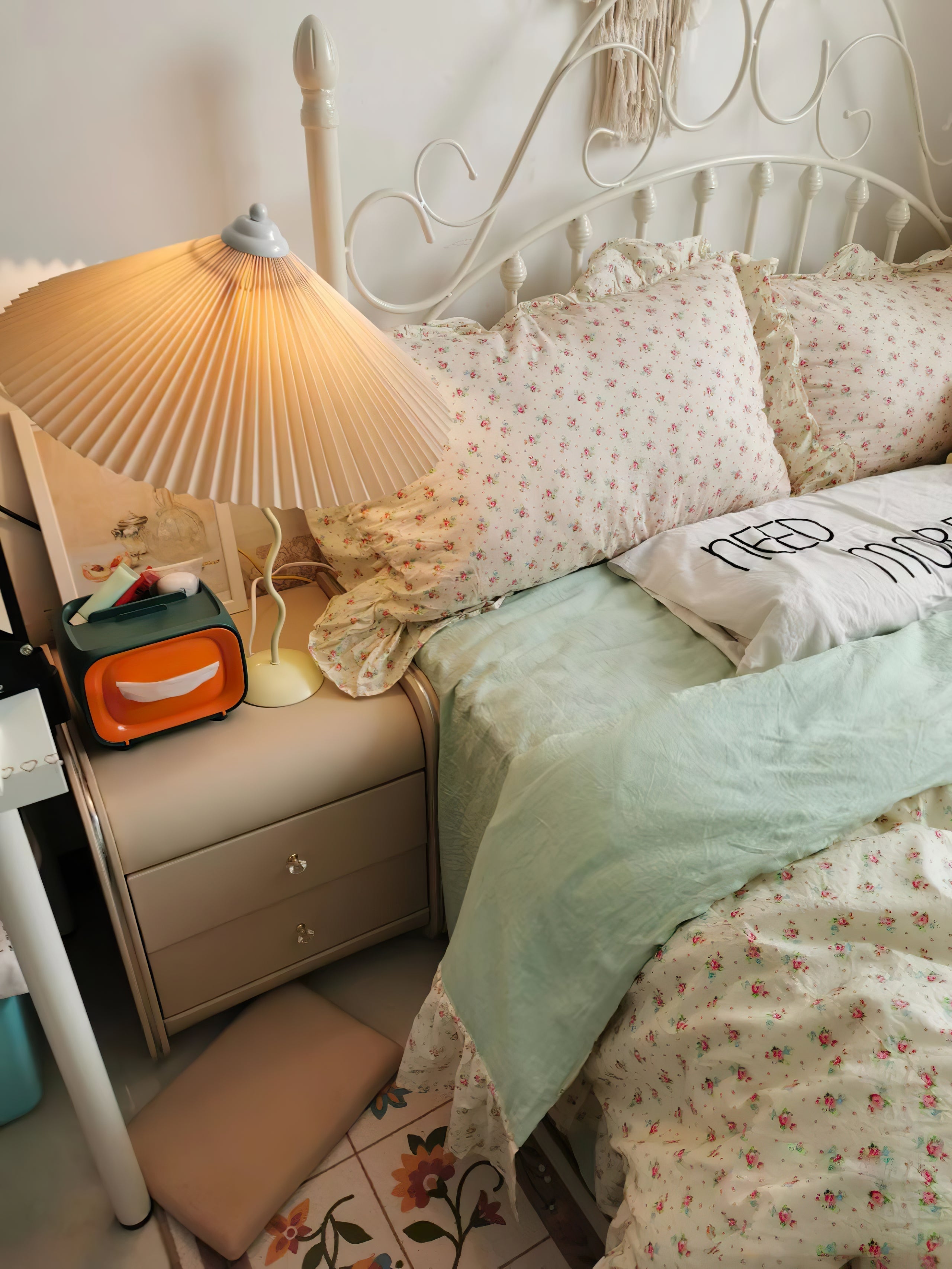 Krenis Fabric Artistic Table Lamp